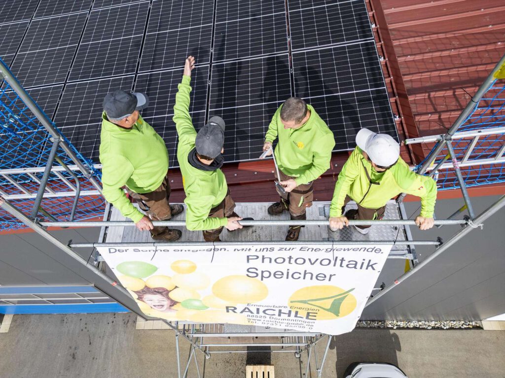 Das team von raichle bei der installation einer solaranlage.