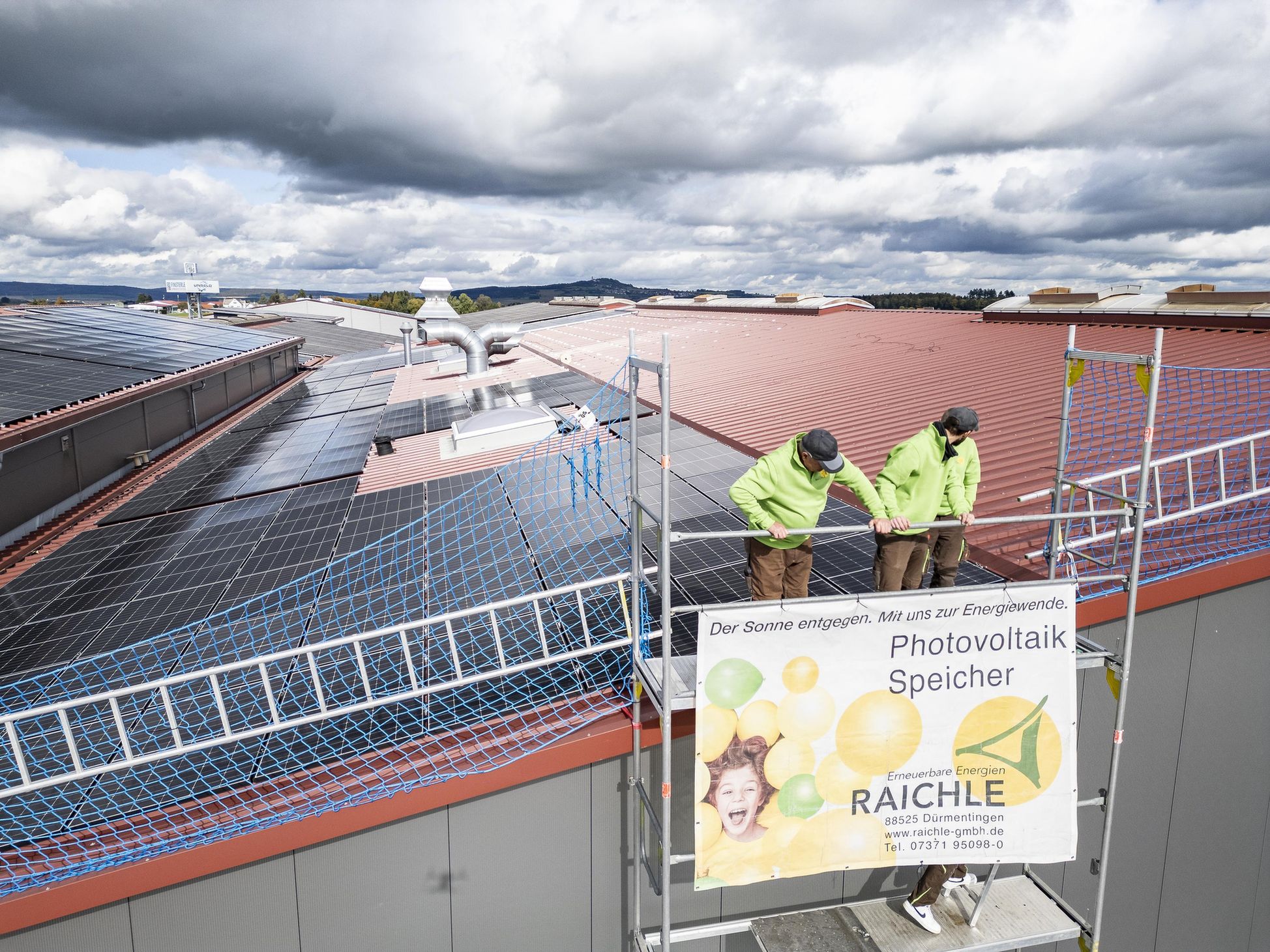 Solarpanel installation auf einem dach bei raichle in duermentingen.